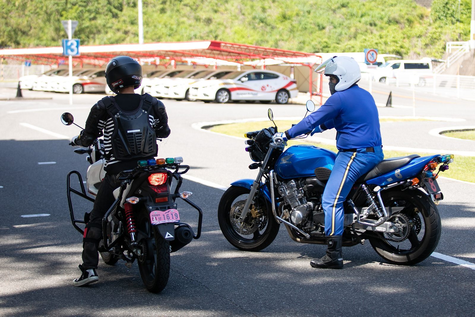 二輪コースで並走する指導員と教習生